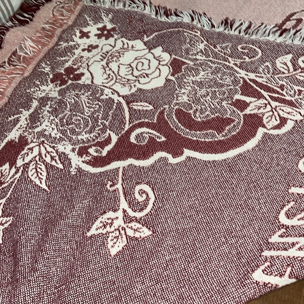 🌺THROW BLANKET “GOD COULN’T BE EVERYWHERE, SO HE CREATED GRANDMOTHERS”. - Picture 7 of 7